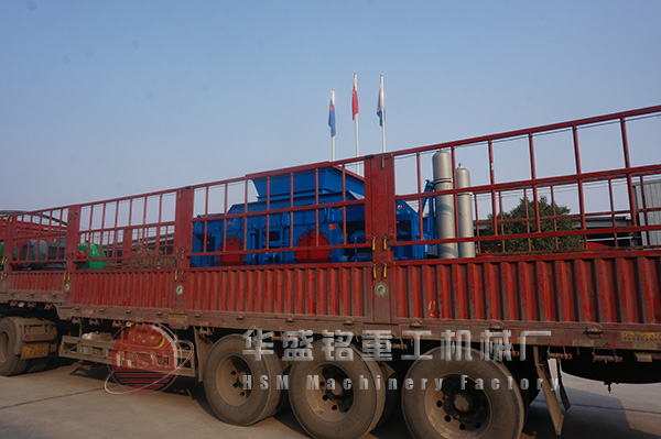 2PGY1212對輥破碎機(jī)裝車發(fā)往廣西